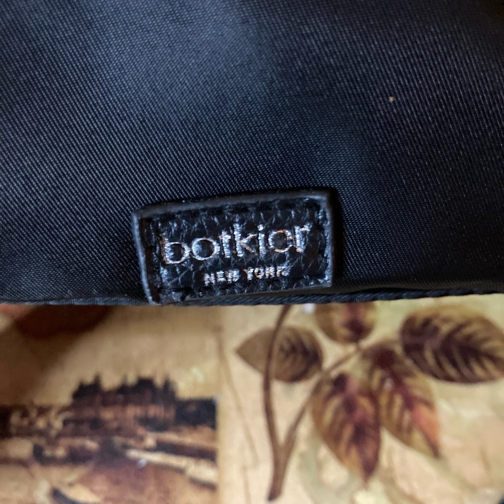 NWT Botkier mini trigger NYLON BACKPACK BLACK WITH GUITAR LIKE LOGO STRAPS - Picture 4 of 7